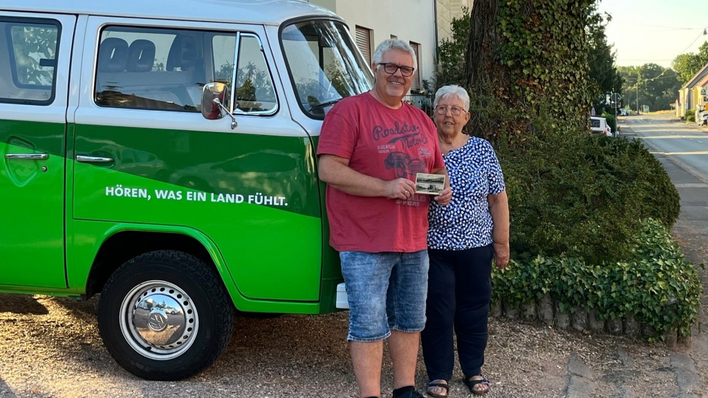 Ralf und Hilli mit ihrer alten Postkarte
