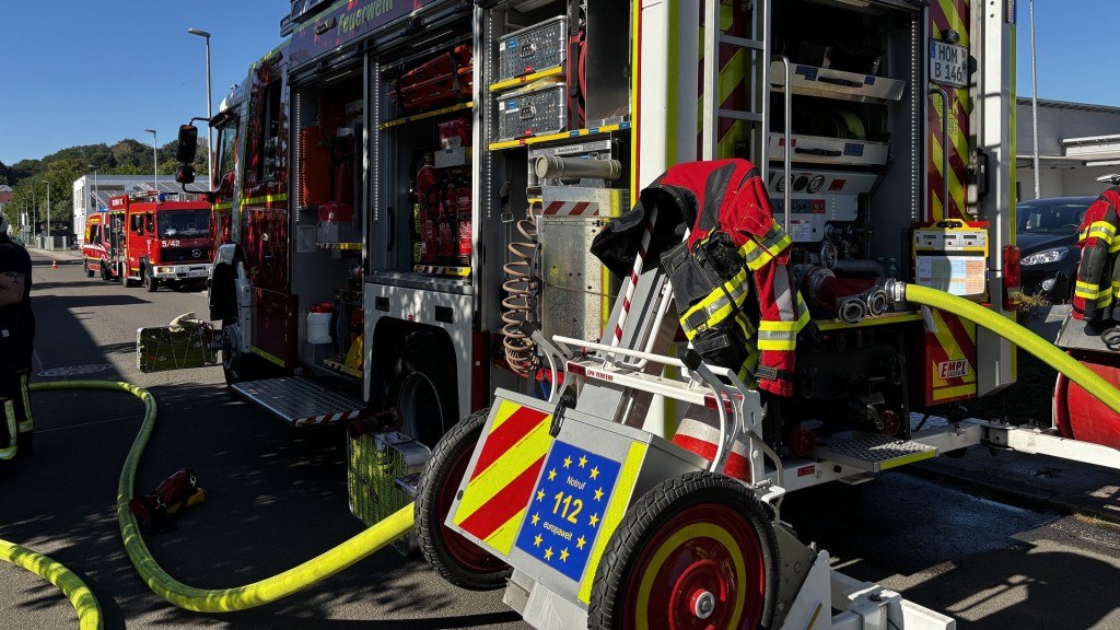 Ein Einsatzwagen der Feuerwehr Blieskastel - im Einsatz bei einem Werkstattbrand in Lautzkirchen
