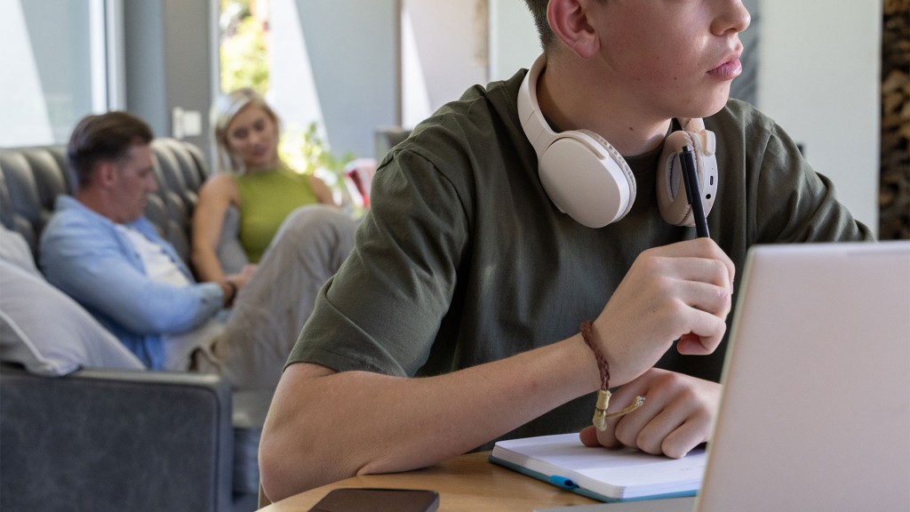 Foto: Familie mit einem Sohn, der am Laptop lernt