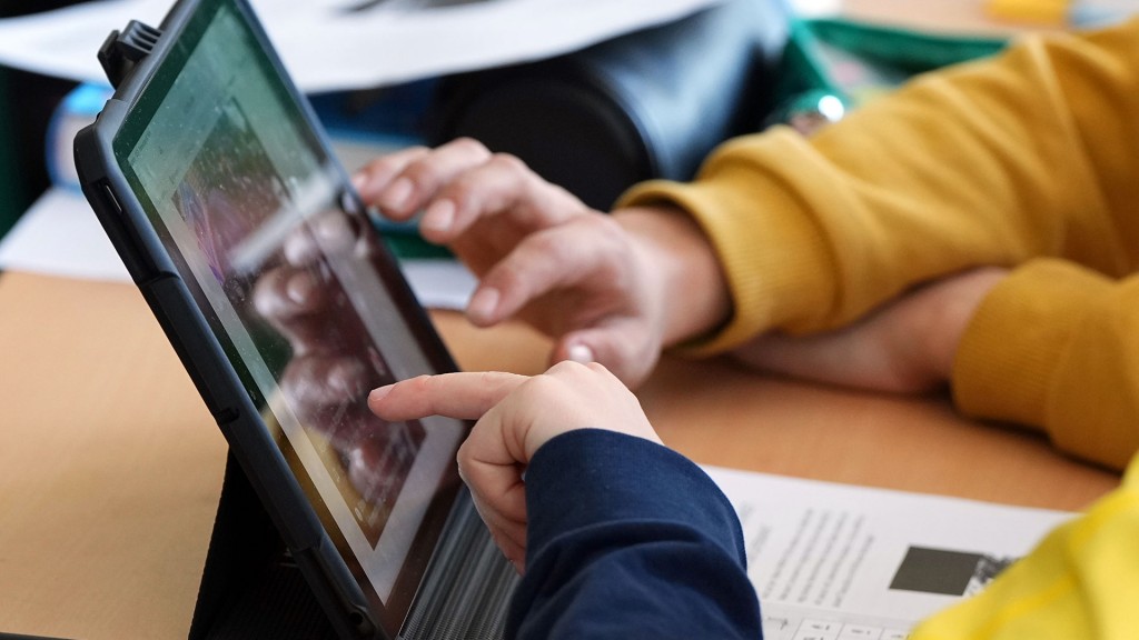 Schüler arbeiten im Unterricht an einem Tablet