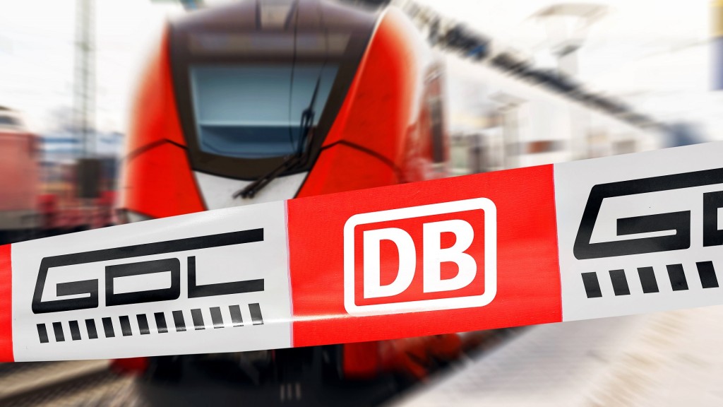 Absperrband mit Logo von DB (Deutsche Bahn) und GDL (Gewerkschaft Deutscher Lokomotivführe) vor einem Zug am Bahnhof.