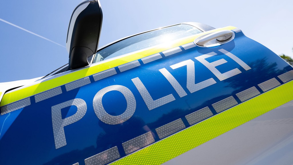 Offene Tür eines Polizeiwagen