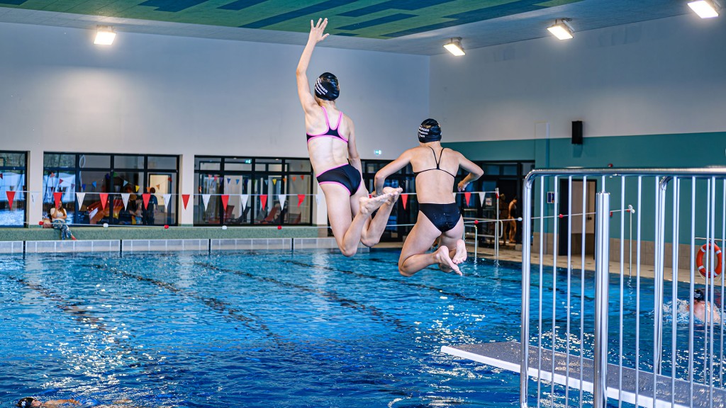 Foto: Kinder springen ins Wasser