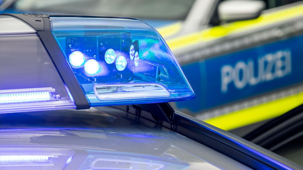Ein Blaulicht auf dem Dach eines Polizeifahrzeugs