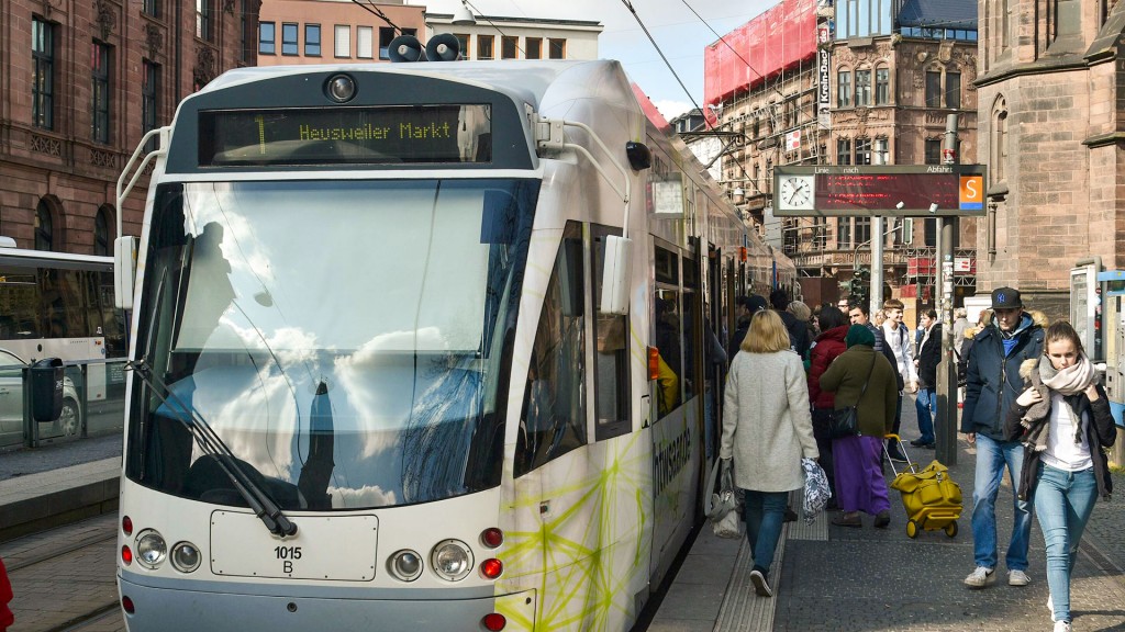 Eine Saarbahn an der Haltestelle