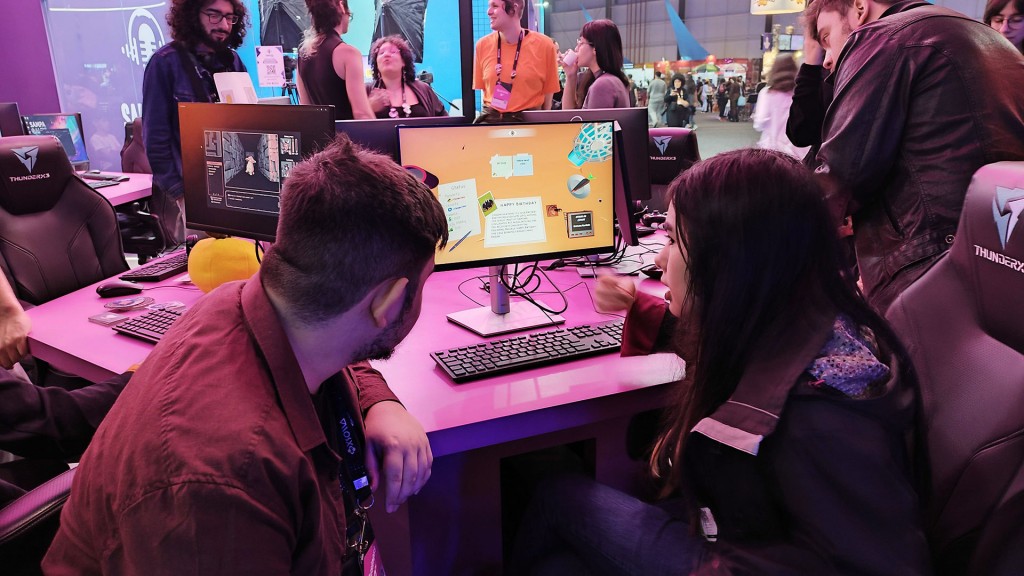 Besucher einer Gaming-Messe testen Computerspiele