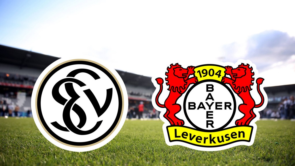 Bildcollage: Die Logos von SVE und Bayer Leverkusen auf dem Rasen des Fußballstadions an der Kaiserlinde