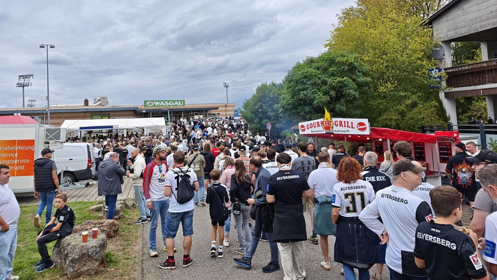 Fußballfans an der Kaiserlinde