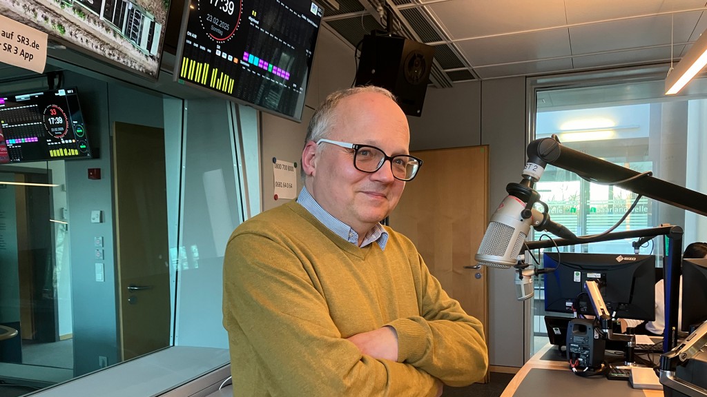Politikwissenschaftler Dirk van den Boom im SR-Studio