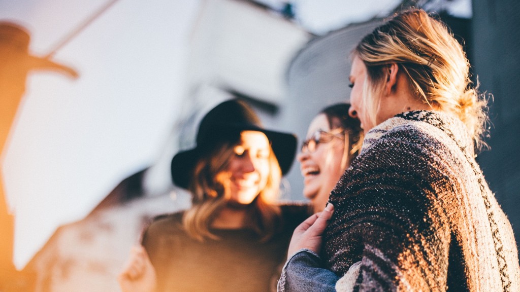 Glückliche Frauen lachen miteinander