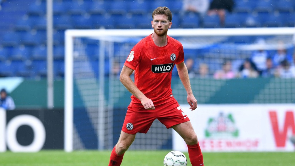 Florian le Joncour im Auswärtstrikot des SV Elversberg