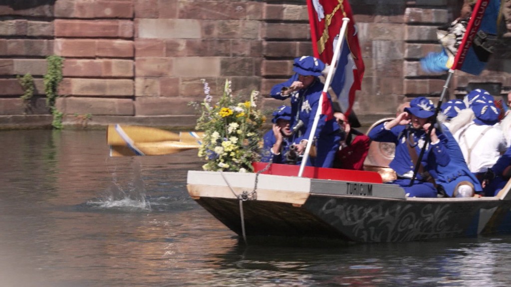 Foto: Alle 10 Jahre wird Hirsebrei per Boot von Zürich nach Strasburg gebracht.