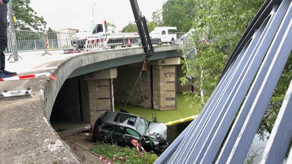 Foto: Bergung des in den Saarlouiser Saar-Altarm gestürzten Autos
