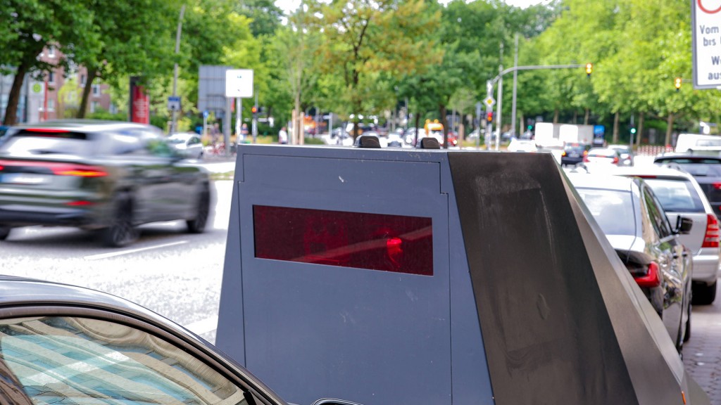 Foto: Ein mobiler Blitzeranhänger zur Geschwindigkeitskontrolle steht am Straßenrand