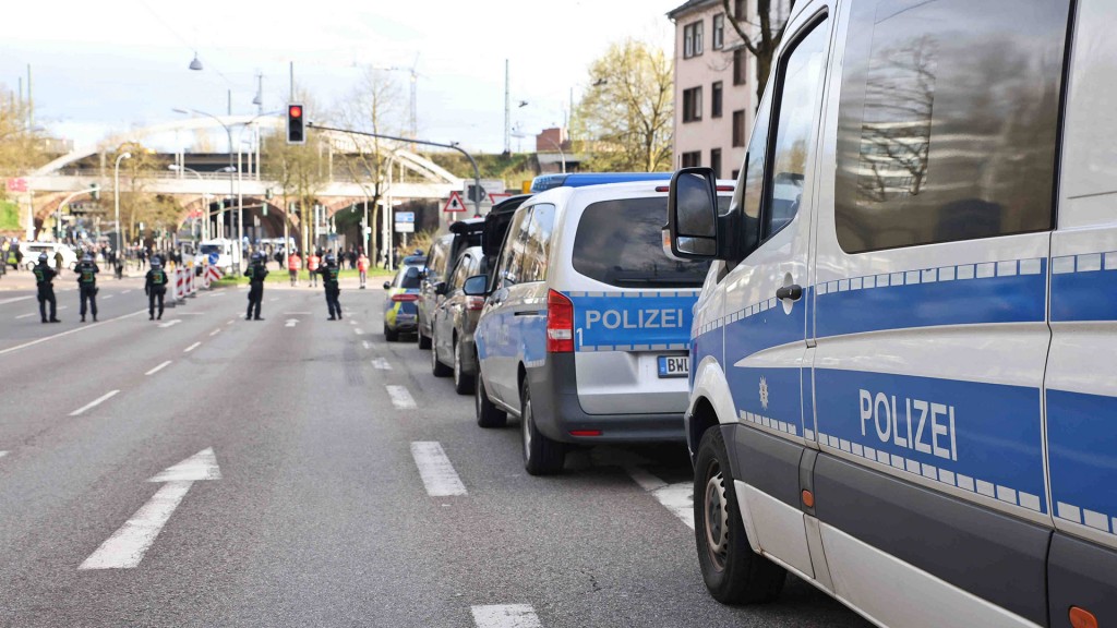 Polizei sperrt die Straßen rund um das Ludwigsparkstadion vor einem Fußballspiel 