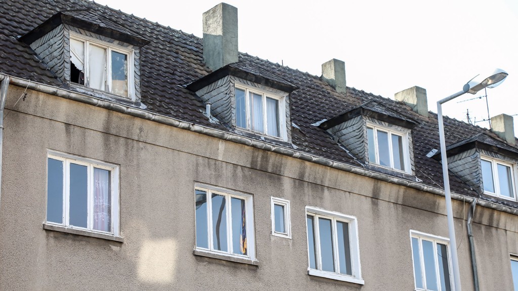Symbolbild: Mehrfamilienhaus in schlechtem Zusatand