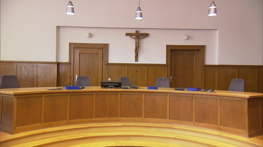 Landgericht Saarbrücken. leerer Sitzungsaal, Blick auf den Richtertisch.