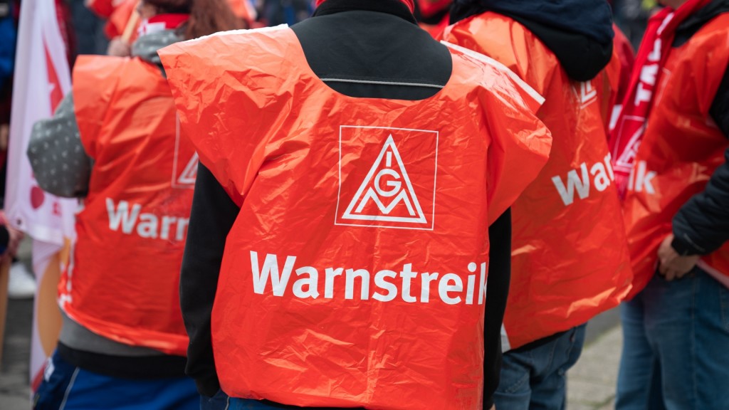 Foto: Bei einer Demonstration der IG Metall stehen Arbeiter mit IG Metall Westen zusammen. 