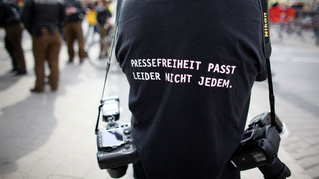 Foto: Ein Fotograf trägt ein T-Shirt mit einem Slogan für die Pressefreiheit