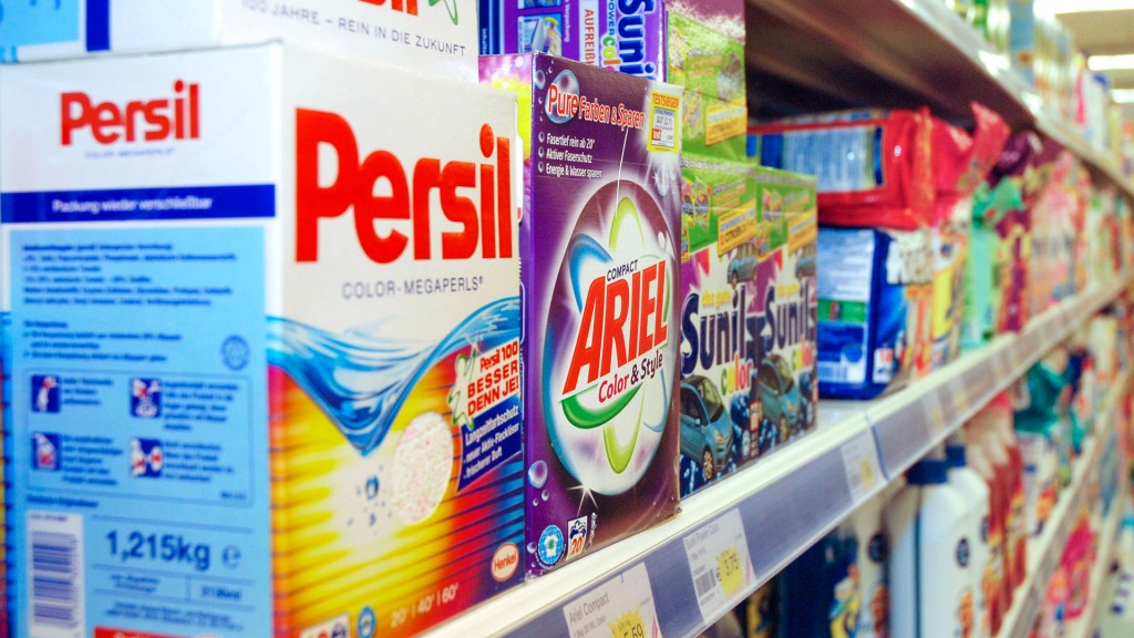 Großpackungen verschiedener Hersteller von Waschmittel-Pulvern in einem Supermarktregal