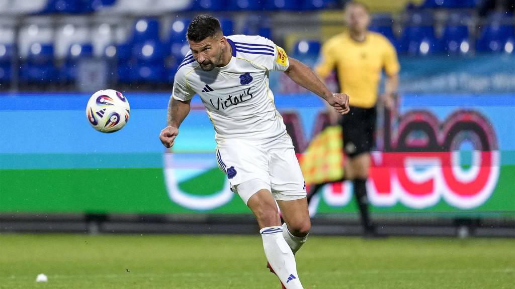 Kai Brünker (1 FC Saarbrücken) am Ball