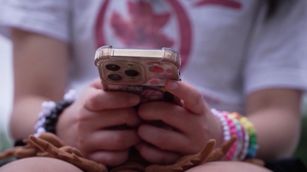 Foto: Jugendliche mit IPhone in der Hand