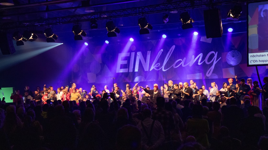 Künstlerinnen und Künstler auf der Bühne des inklusiven Musikfestivals EINklang 2024