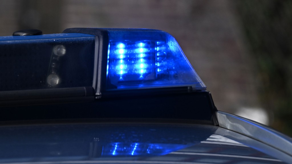 Ein Blaulicht auf einem Polizeifahrzeug