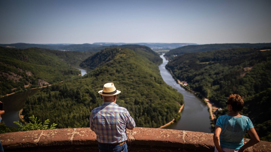 Foto: Besucher der Saarschleife bei Orscholz gesehen vom Aussichtspunkt Cloef im Saarland