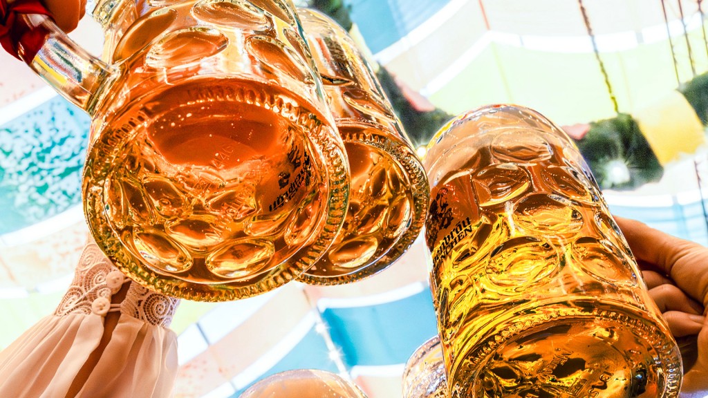 Bierkrüge Anstoßen im Oktoberfestzelt