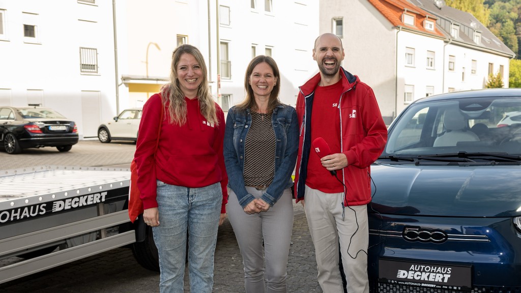 Fotos von der Übergabe des Autos an die Elektrisiert Gewinnerin