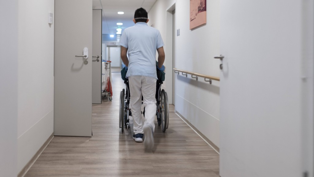 Pfleger mit Patient 