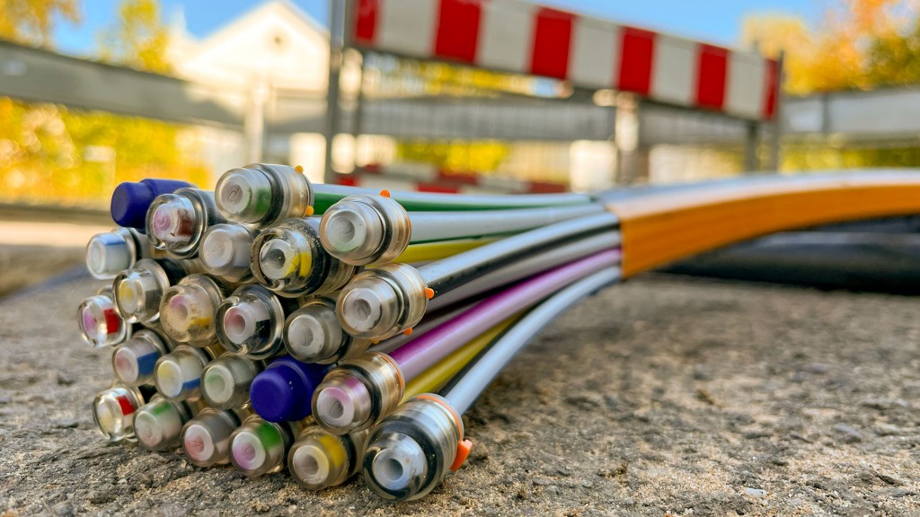 Foto: Glasfaserkabel liegen in einem Baustellengraben