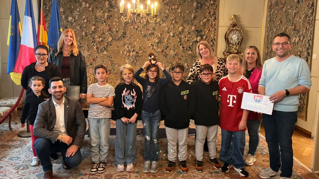 Die Schulklasse im Rathaus Dillingen - Otter Ole wird überreicht von Oberbürgermeister Speicher