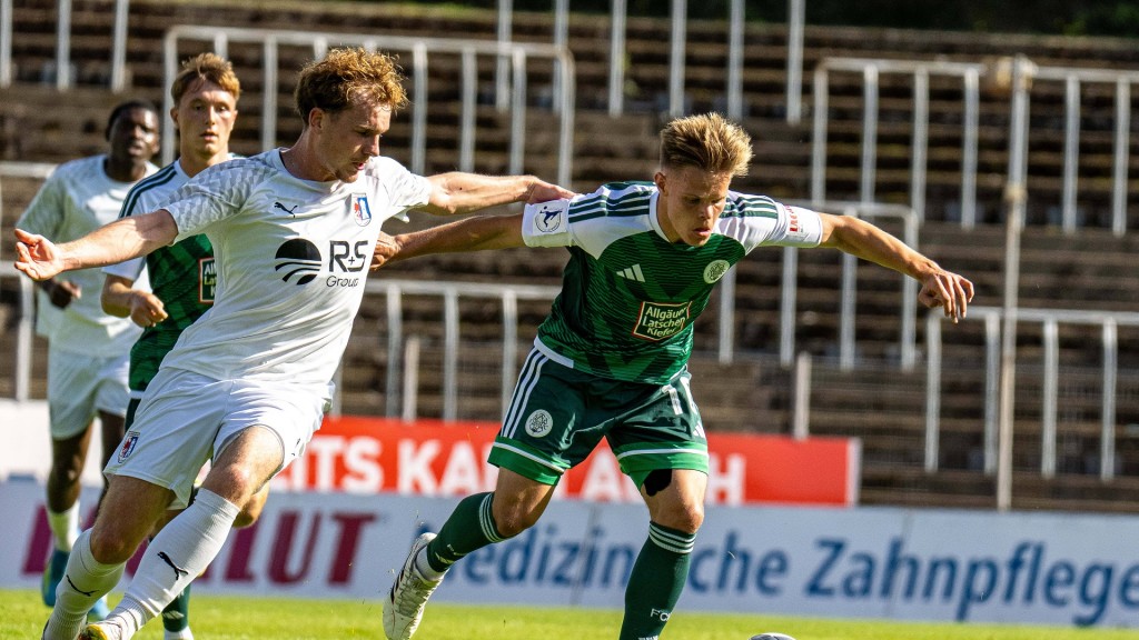 Spielszene zwischen dem FC Homburg und der SG Barockstadt Fulda-Lehnerz
