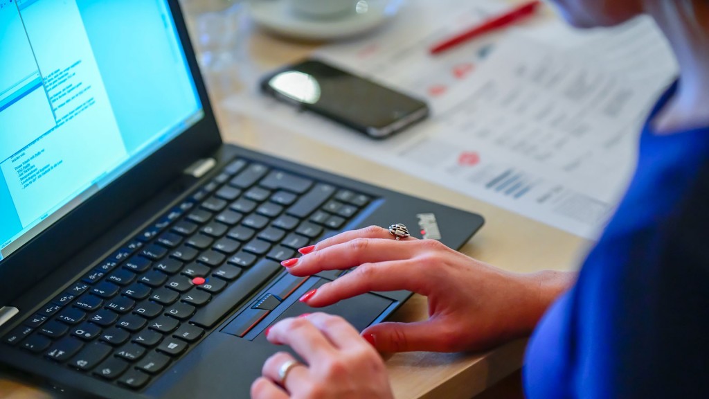 Eine Frau arbeitet an ihrem Laptop