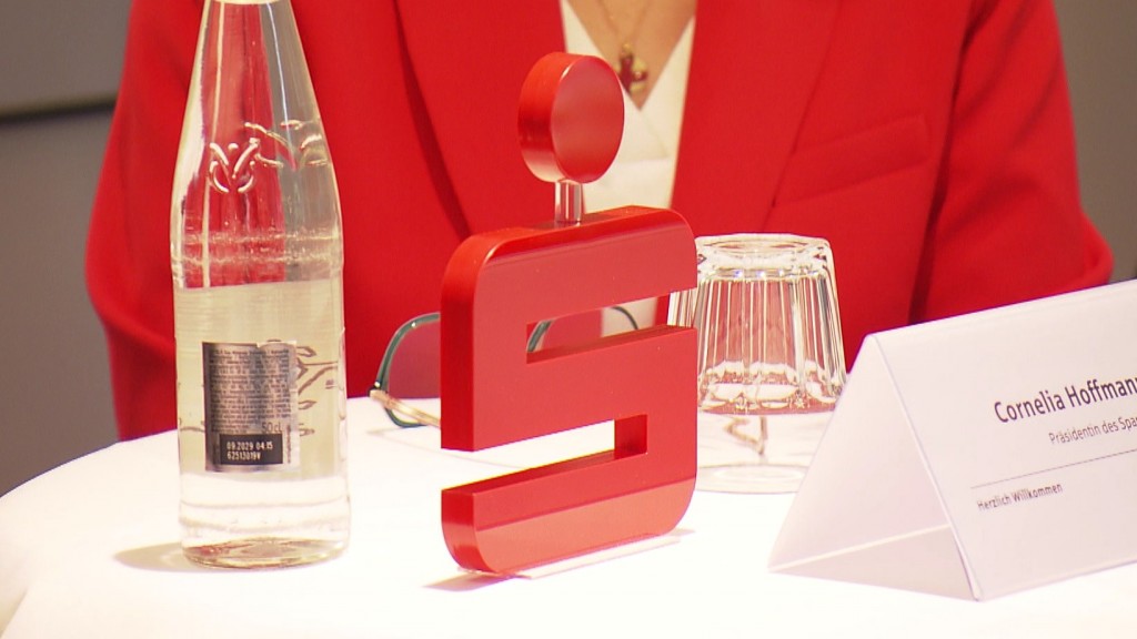 Foto: Sparkassen Logo auf einem Tisch