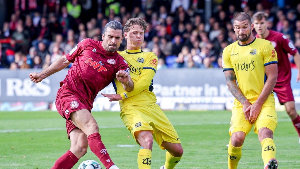 Foto: Daniel Gleiber (1. FC Saarbrücken 05) im Zweikampf gegen David Haider Kamm Al-Azzawe (Fortuna Koeln 15)