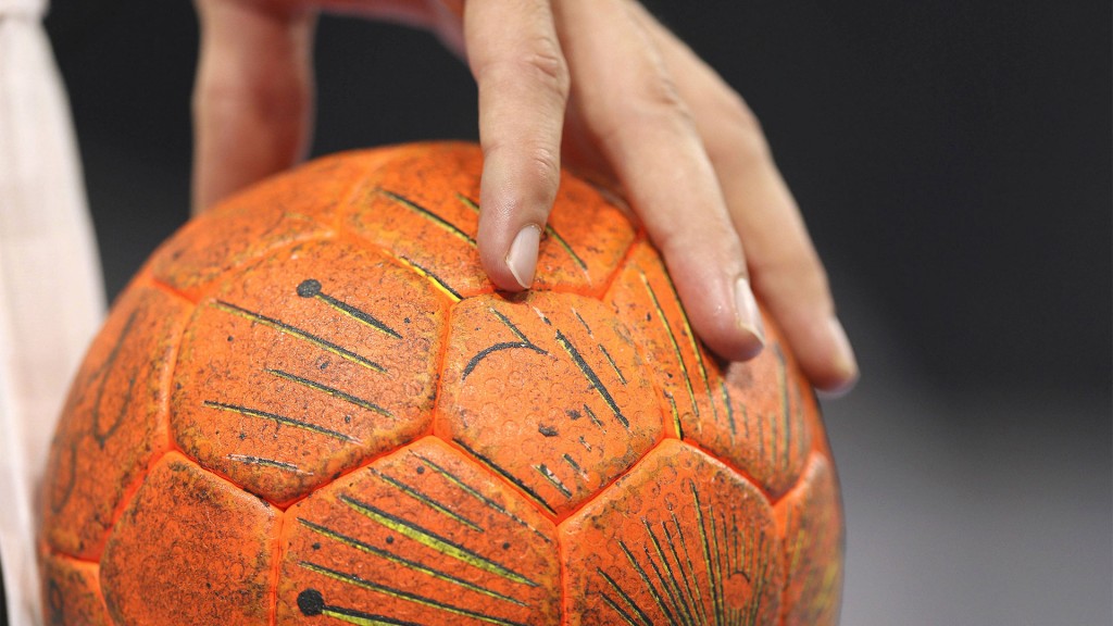 Foto: Ein Spieler hält einen Handball in der Hand