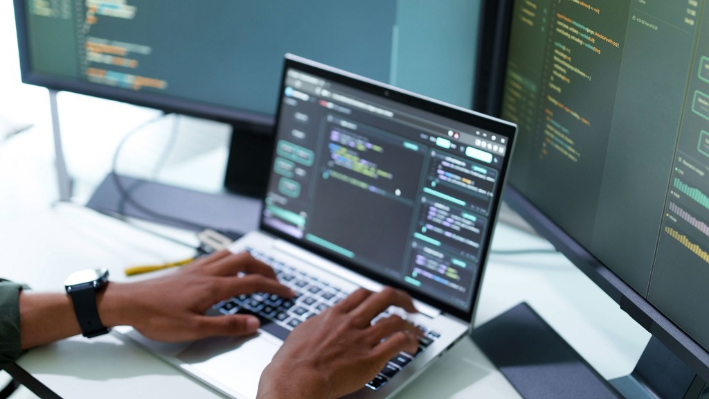 Foto: Eine Person tippt auf einem Laptop