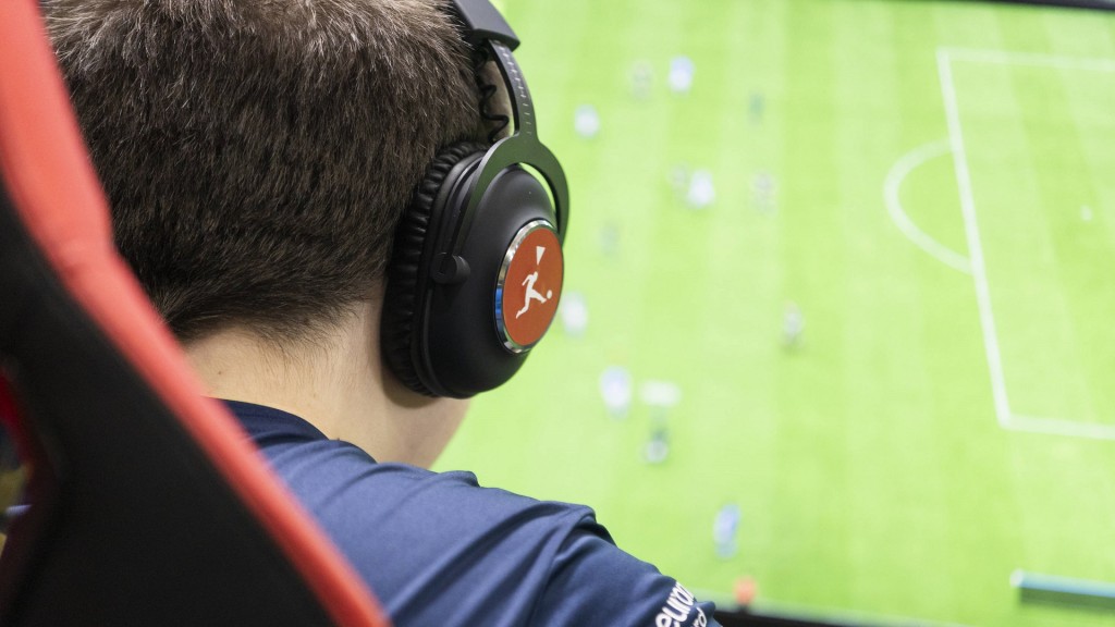 In der Virtual Bundesliga messen sich digitale Fußball-Profis vor den Bildschirmen.