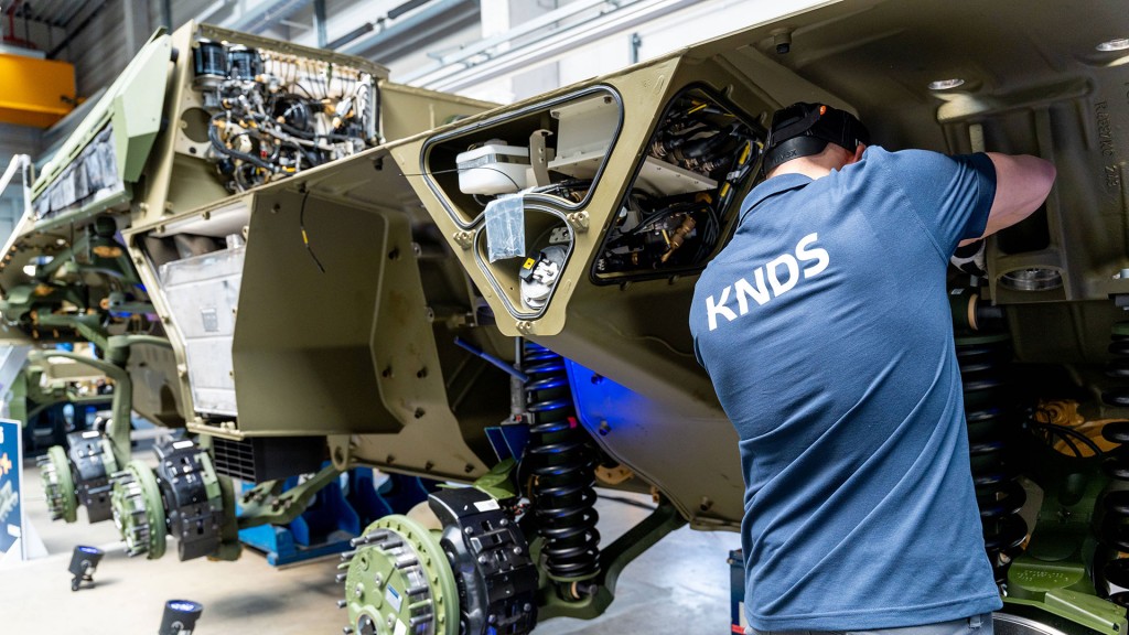 Foto: KNDS-Mitarbeiter bei der Arbeit an einem Panzer in der Fertigungshalle