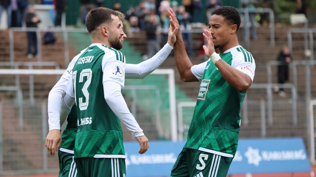 Foto: Jubel beim FC Homburg nach dem 1:0-Führungstreffer gegen Freiburg 2