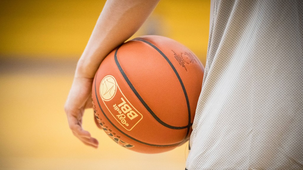 Foto: Eine Spielerin hält einen Basketball