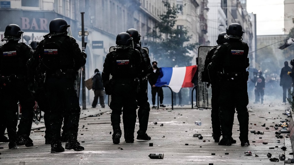Polizisten in Frankreich (Nancy) sorgen für Sicherheit bei Protesten