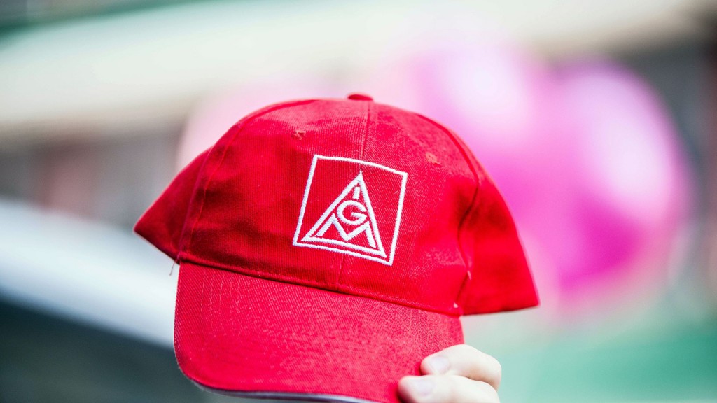 Foto: Symbolbild: Eine Mütze mit dem Logo der IG Metall wird hochgehalten