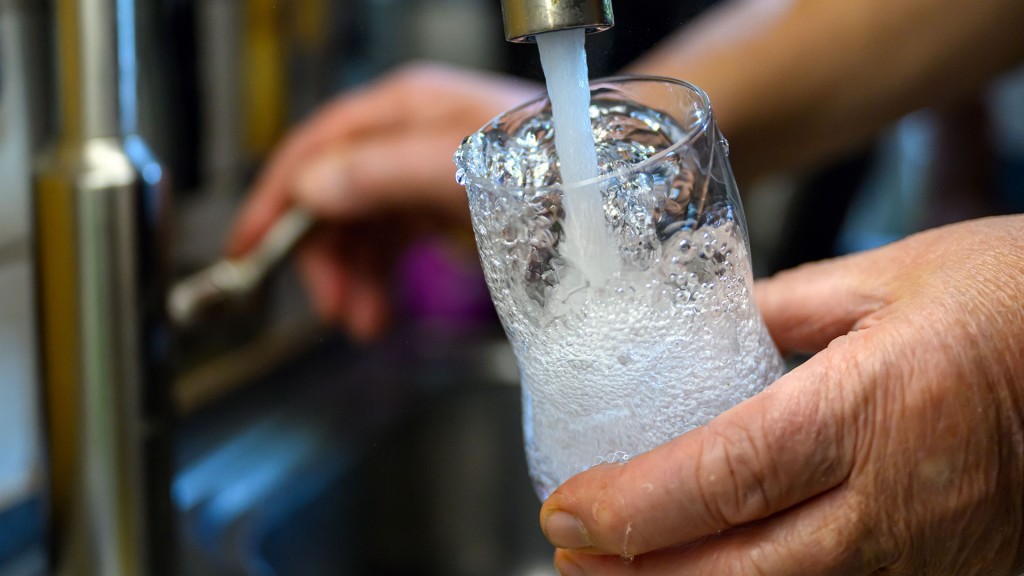 Ein Glas wird mit Trinkwasser gefüllt