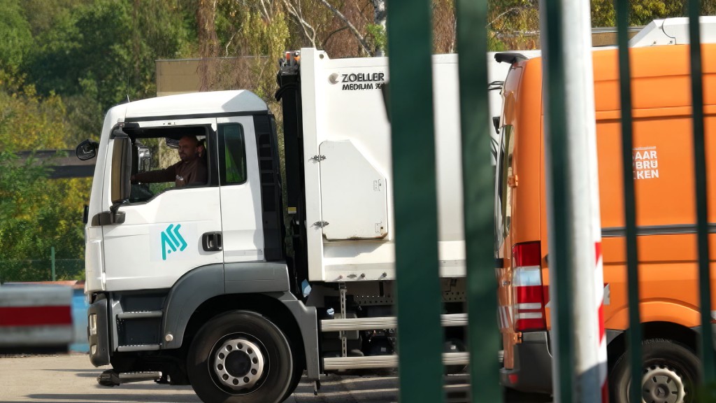 Foto: Autos der ASS und ZKE auf einem Parkplatz