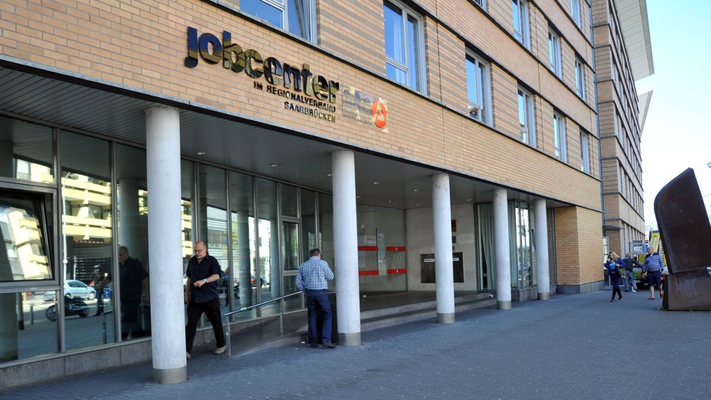Menschen vor dem Jobcenter in Saarbrücken