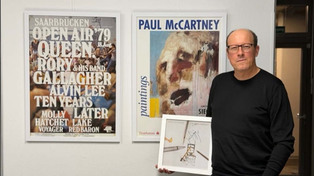 Der Malermeister Achim Funk mit seiner Sammlung an besonderen Fanmomenten